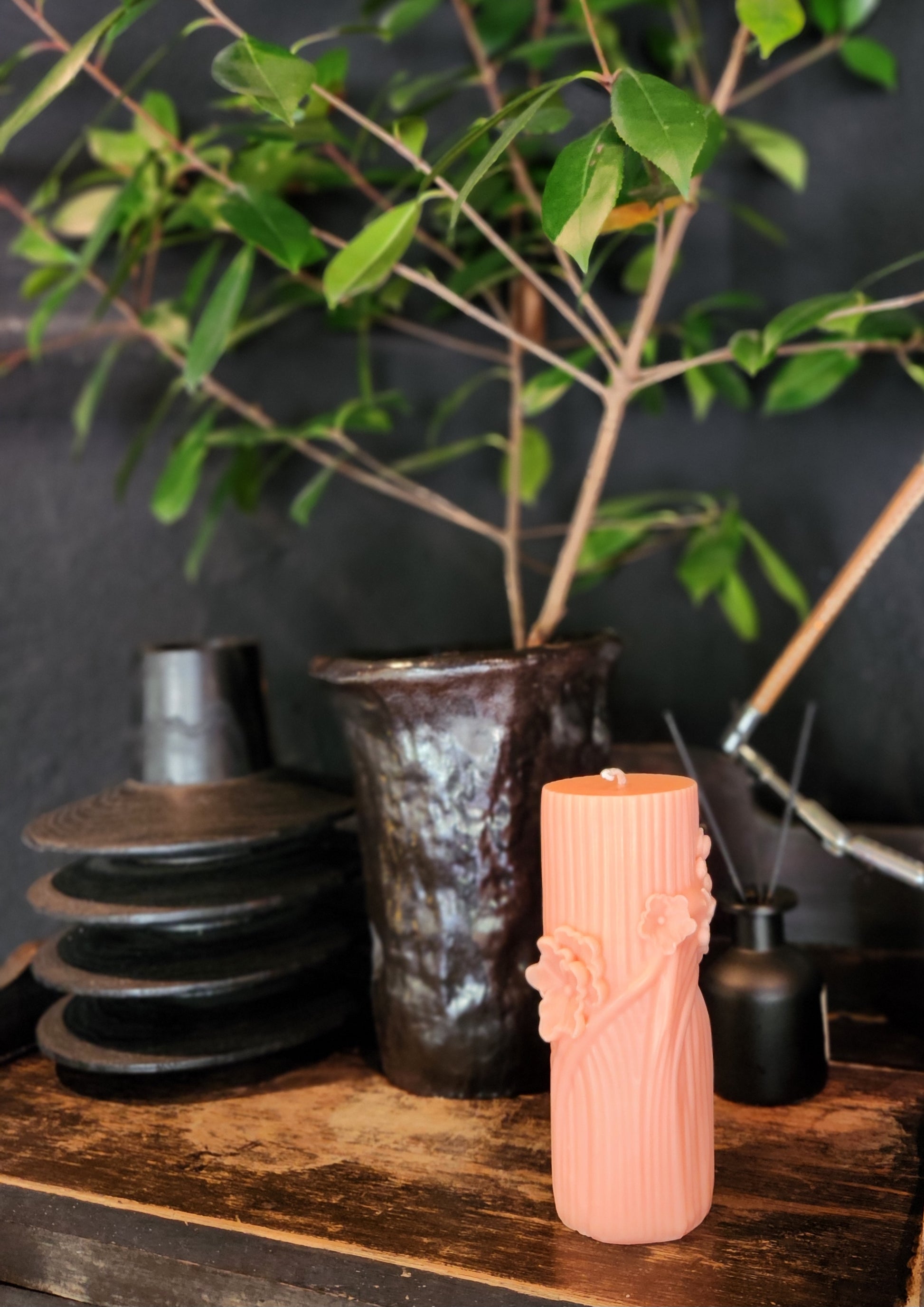 alt="Serenity Woods 576g sculptural soy candle handcrafted floral design luxury gift"