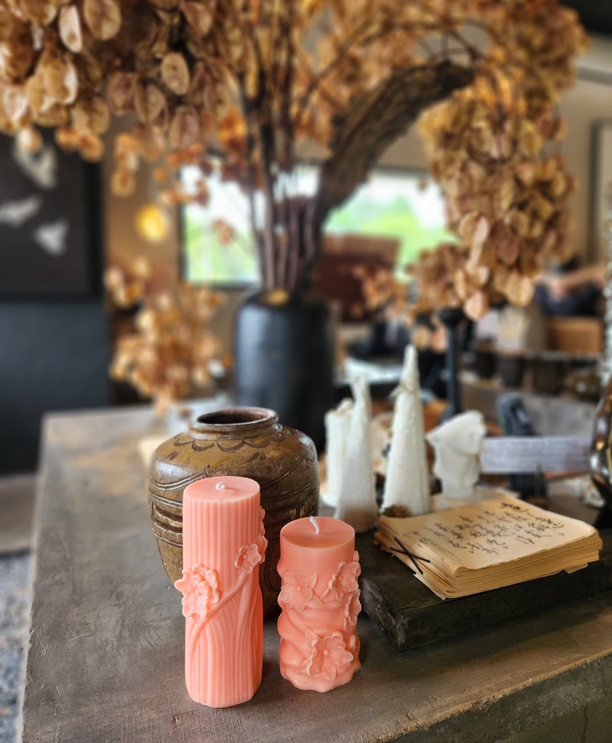 alt="Serenity Woods 576g sculptural soy candle handcrafted floral design luxury gift"